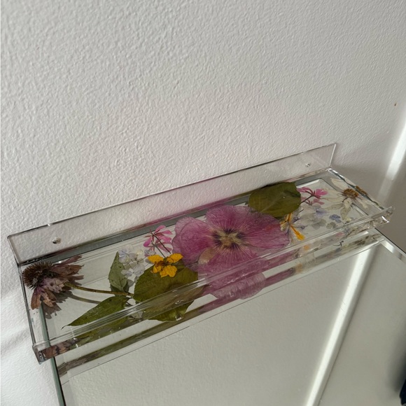 Acrylic floating shelf with real hand picked and pressed flower design - Picture 5 of 6